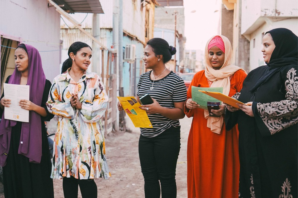 الناشطة فتحية، الثانية على اليمين، مع زميلاتها أثناء مبادرة التوعية المجتمعية حول العنف القائم على النوع الاجتماعي، بما في ذلك ختان الإناث.